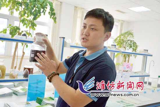 王曉凱正在介紹&ldquo;旱地寶&rdquo;的優(yōu)勢。